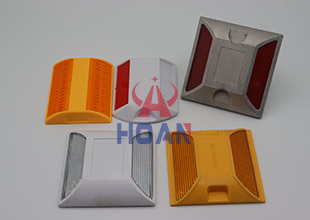 ¿Cómo funcionan los tachas viales reflectivos?